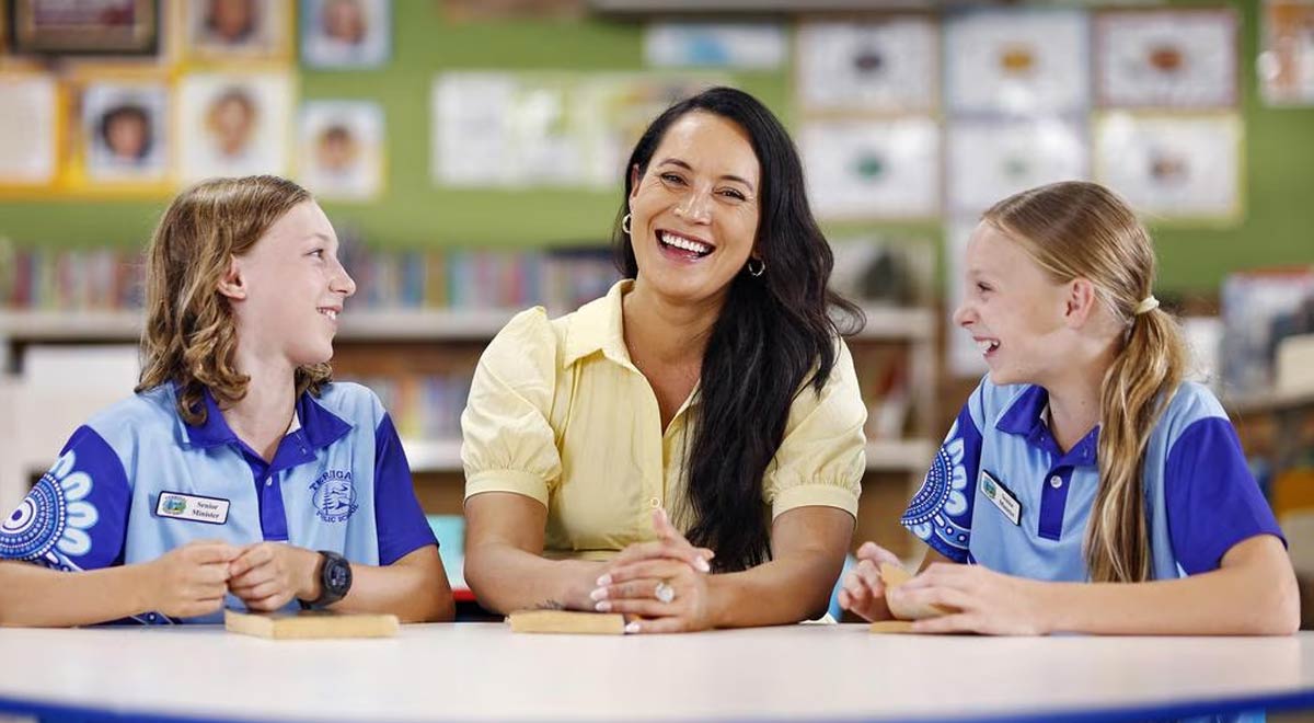 Courtney Barnett with Year 6 students and school leaders Ziggy Beveridge, left and Quinn Marchant